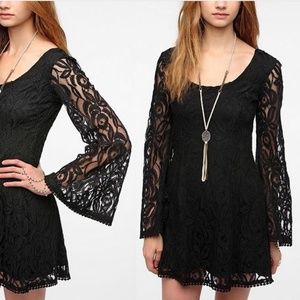 🌺 2/$15 or 4/$25 UO Bell Sleeve Lace Dress